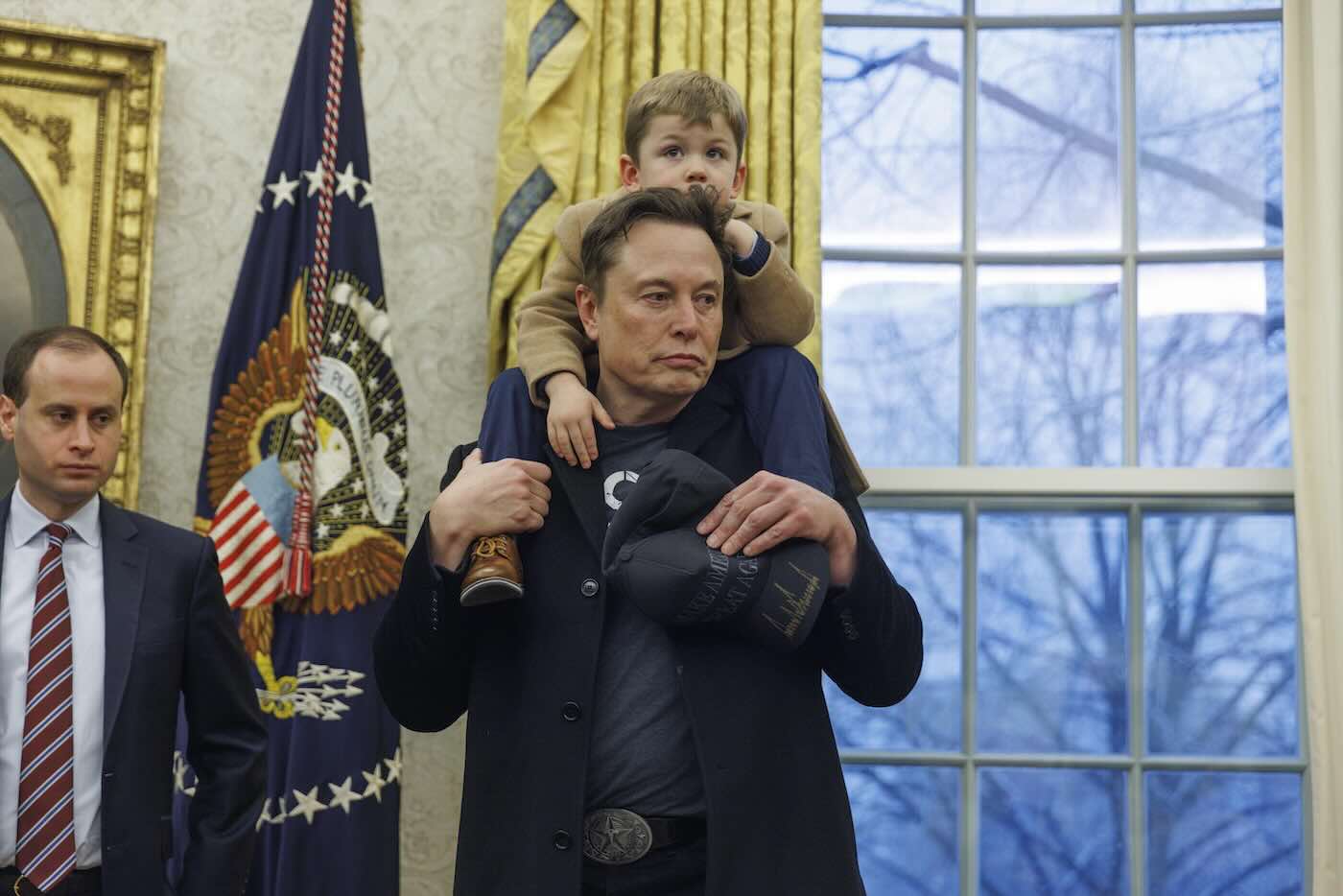 Elon Musk insieme al figlio X nello Studio Ovale della Casa Bianca