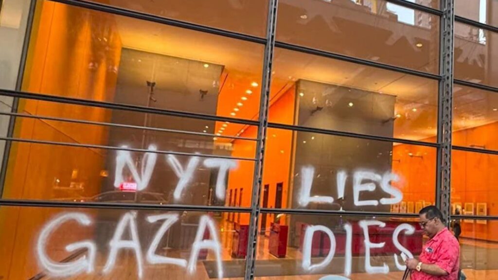 Vandali imbrattano con vernice spray l'edificio del New York Times